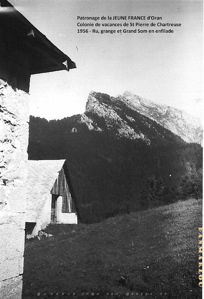 COLO JEUNE FRANCE 1956 Ru, grange et Grand Som en enfilade.jpg